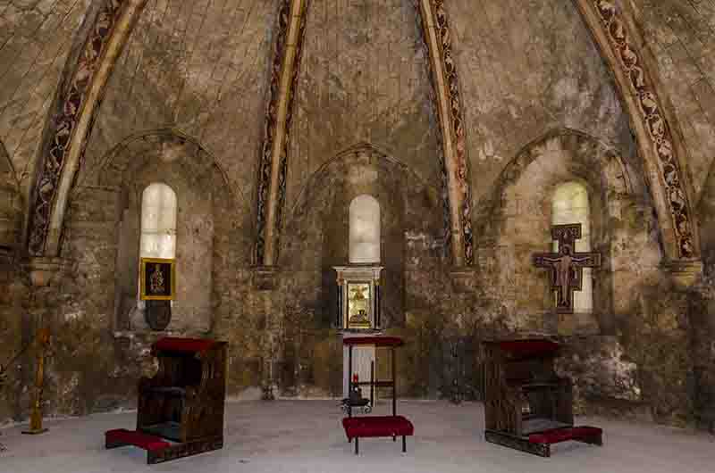 Reyno de Navarra - Orreaga-Roncesvalles 08 - Real Colegiata de Ntra. Sra. de Roncesvalles - interior - cripta.jpg